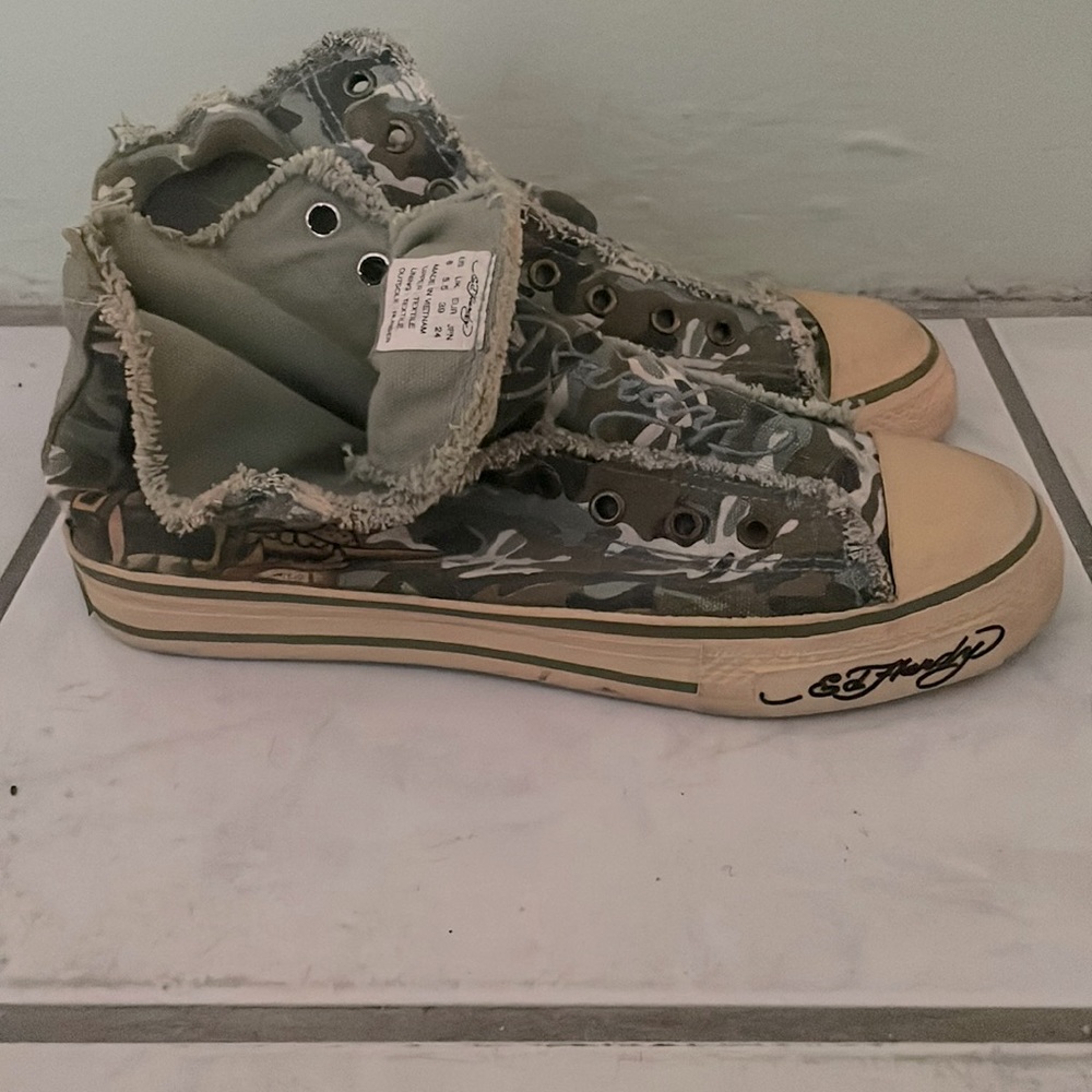 Women Ed hardy dog and eagle camo size 8
